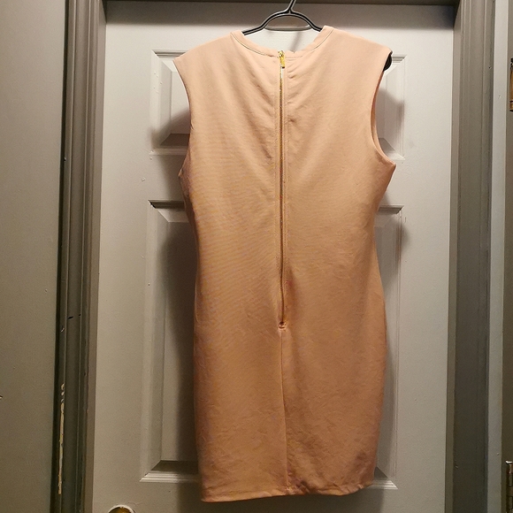 Kim Kardashian Peach colored dress - Picture 2 of 5